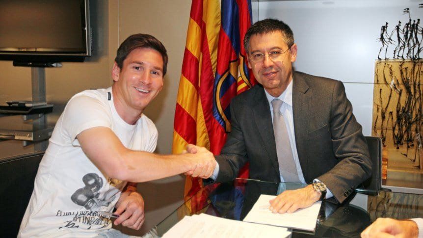 Messi y Bartomeu, en la última renovación de contrato del jugador argentino en el año 2017.
