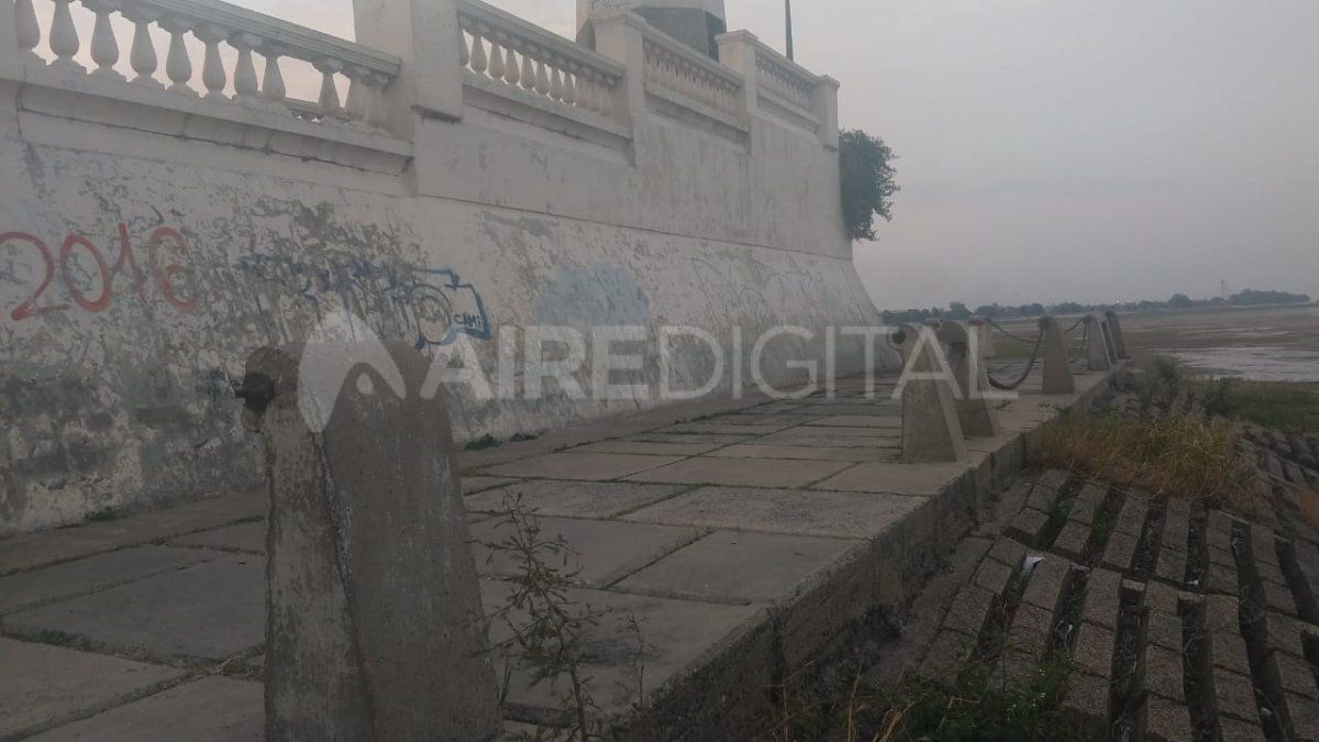 Los pequeños pilares que rodean la estructura sufrieron daños durante la madrugada del martes. 