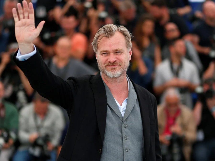 Christopher Edward Nolan es un director de cine, guionista, productor y editor británico, nominado en cinco ocasiones al Premio Óscar. En sus películas se tratan con frecuencia temas de la psicología, como la memoria en Memento o los sueños en Inception.