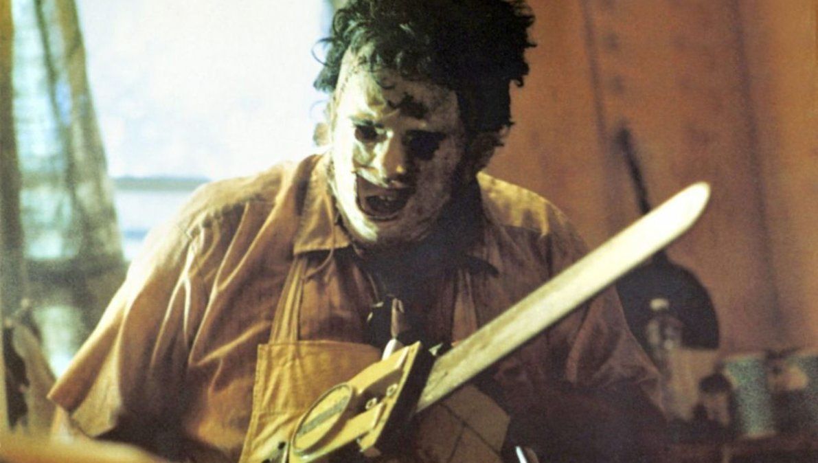The Texas Chainsaw Massacre fue protagonizada por Marilyn Burns, Gunnar Hansen, Edwin Neal, Allen Danziger, Paul A. Partain, Jim Siedow y Teri McMinn. La historia muestra a dos hermanos, quienes viajan junto a sus amigos a Texas con el objetivo de revisar la tumba de uno de sus familiares, la cual, según informes de la radio, había sido profanada