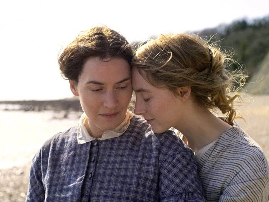 Ammonite es una próxima película de drama romántico escrita y dirigida por Francis Lee. La película está inspirada en la vida de la paleontóloga británica Mary Anning, interpretada por Kate Winslet, y se centra en una relación romántica imaginaria entre Anning y Charlotte Murchison, interpretada por Saoirse Ronan.