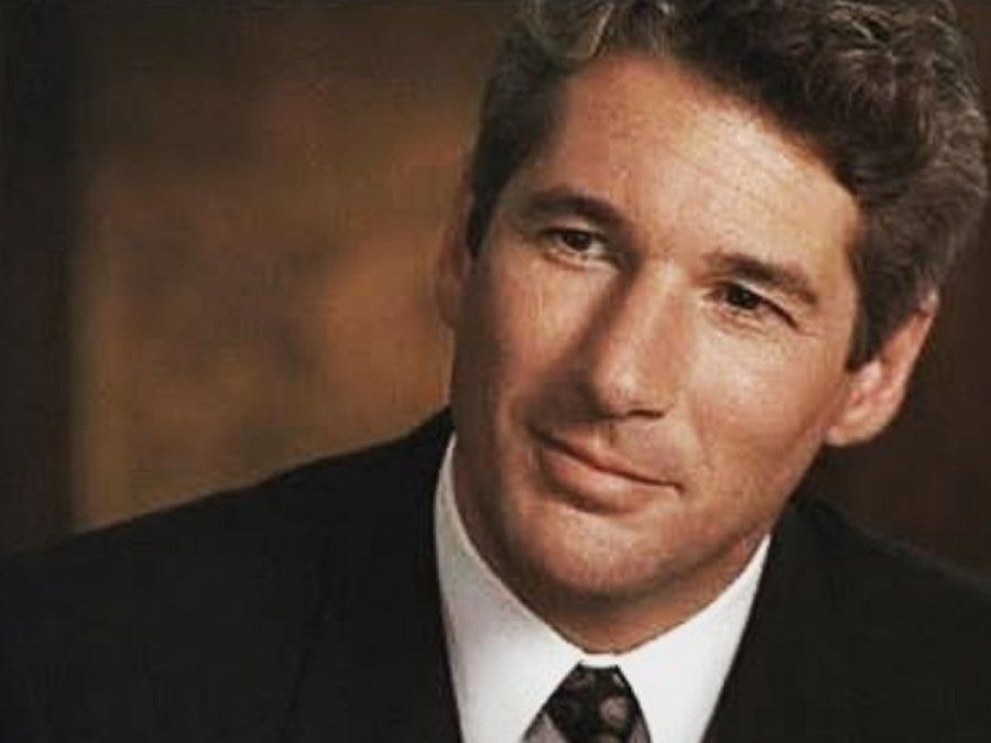 Richard Tiffany Gere es un actor y activista estadounidense. Ha sido galardonado con un premio Globo de Oro. Comenzó a actuar en la década de 1970, interpretando a Tony Lopanto en Looking for Mr. Goodbar y como Bill en Days of Heaven