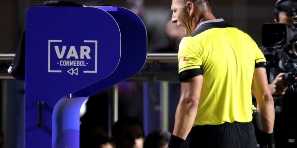 Néstor Pitana, observando el VAR.