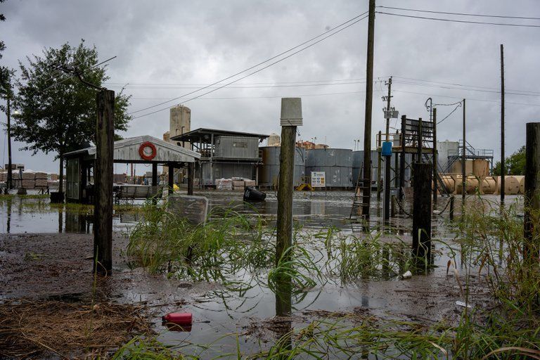 Las estructuras cercanas a Vermilion Bay se ven en las aguas traídas por el huracán Laura cuando se acerca a Abbeville, Louisiana. REUTERS/Kathleen Flynn