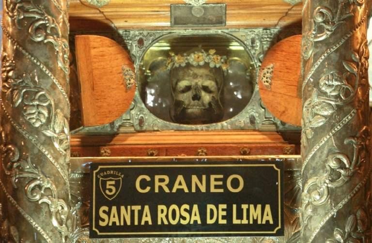 Cráneo de Santa Rosa, exhibido en el convento de Santo Domingo 