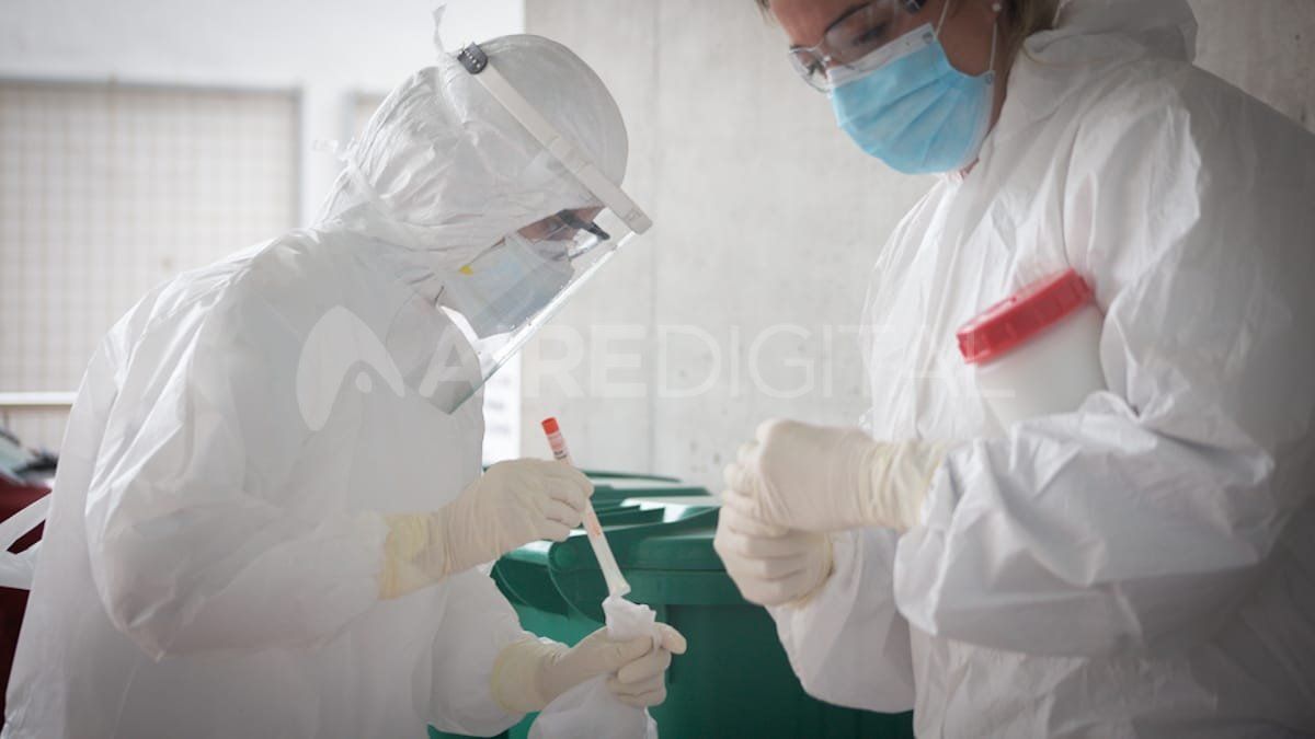 Las muestras para la prueba de diagnóstico de coronavirus se toman en el auto de la persona con sospecha de la enfermedad.