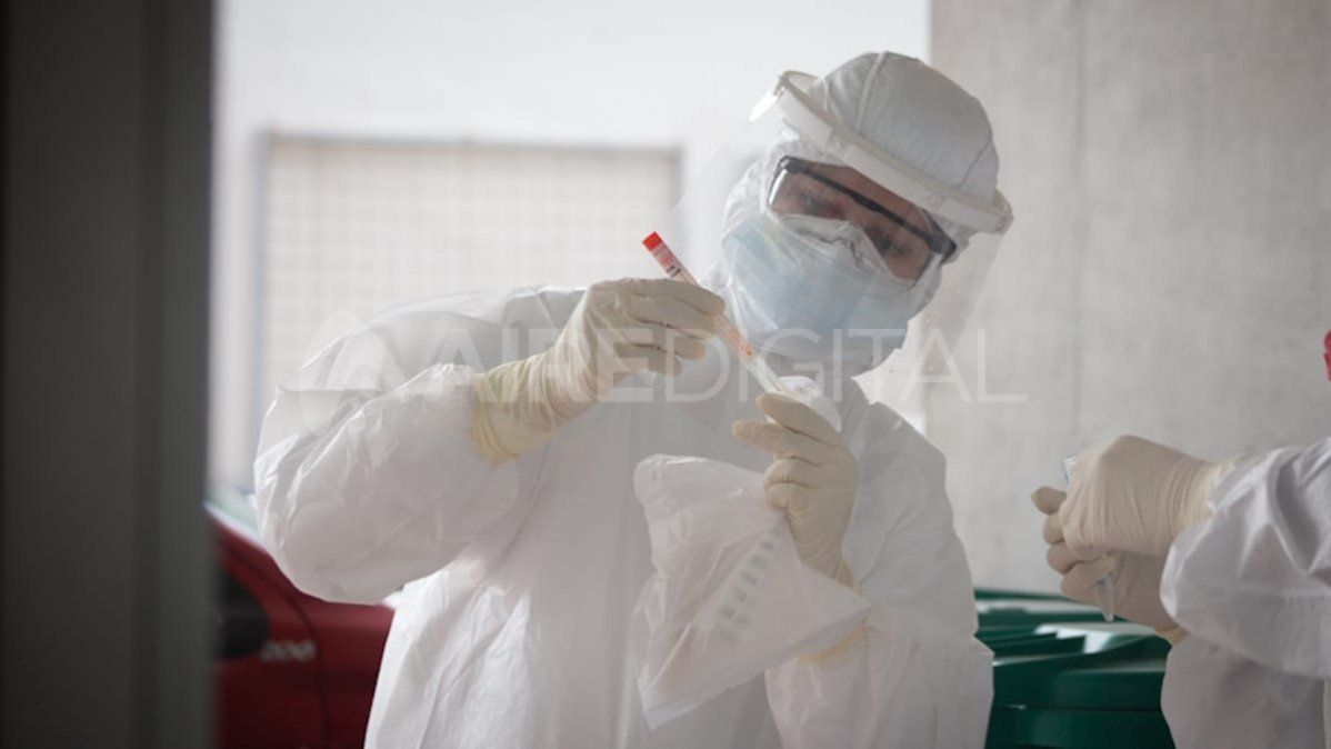 La cantidad de muestras ya supera la capacidad humana de quienes trabajan en la detección de coronavirus en los laboratorios de la provincia.
