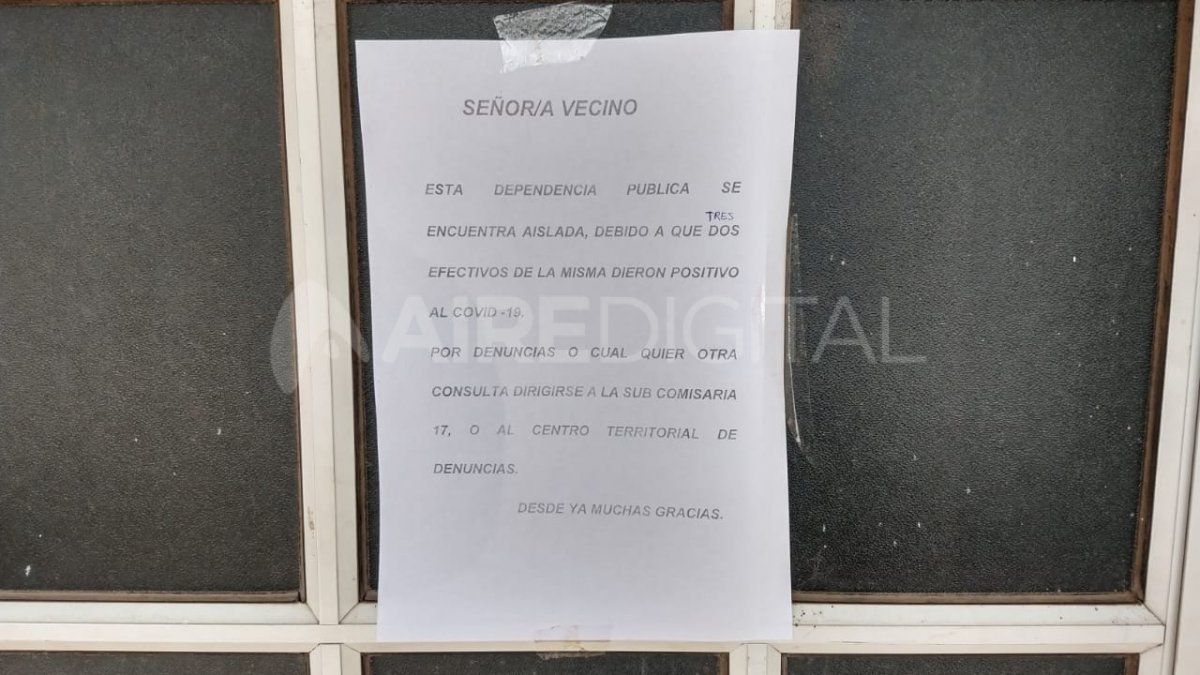 La nota colocada en la puerta de la dependencia policial