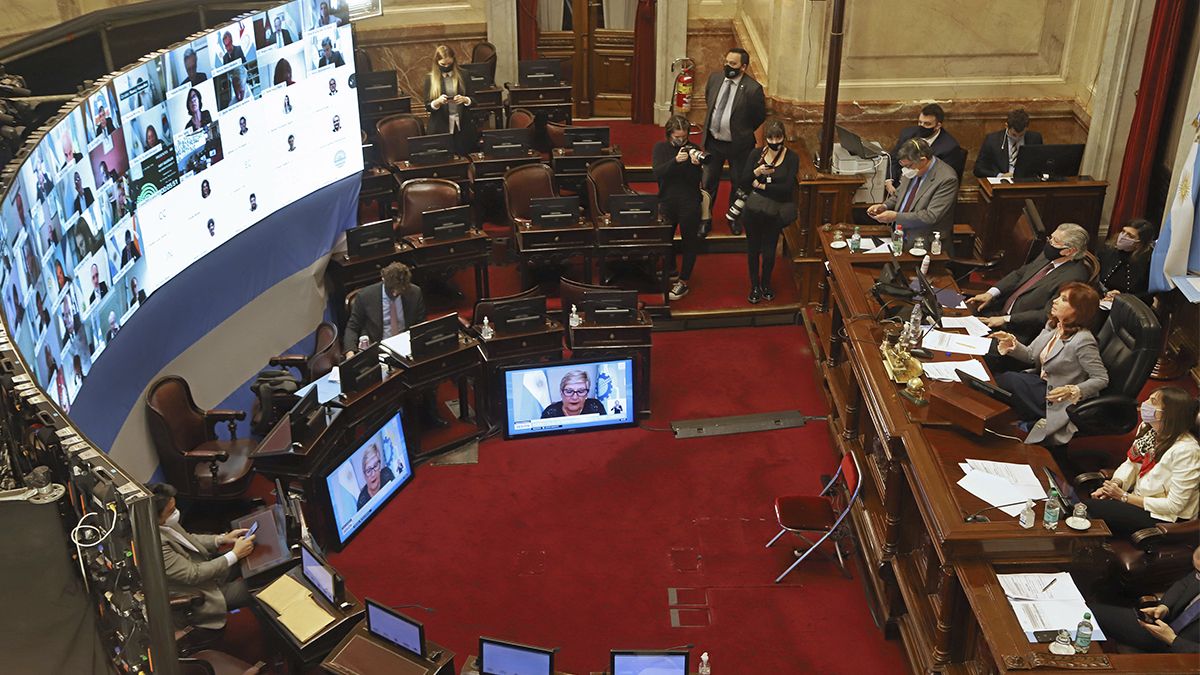El oficialismo aceptó modificación el artículo que obligaba a jueces y fiscales a denunciar presiones de diversos ámbitos. La palabra “mediáticos” generó fuertes debates. 