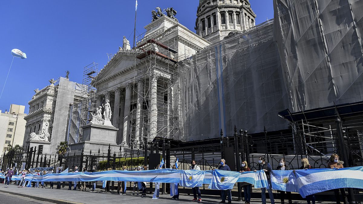 Los opositores a la reforma judicial realizaron un abrazo simbólico alrededor del Congreso.