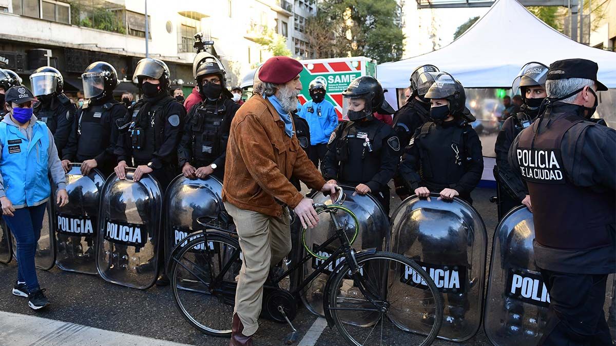 La Policía de la Ciudad de Buenos Aires custodiaba la manifestación en las afueras del Congreso.