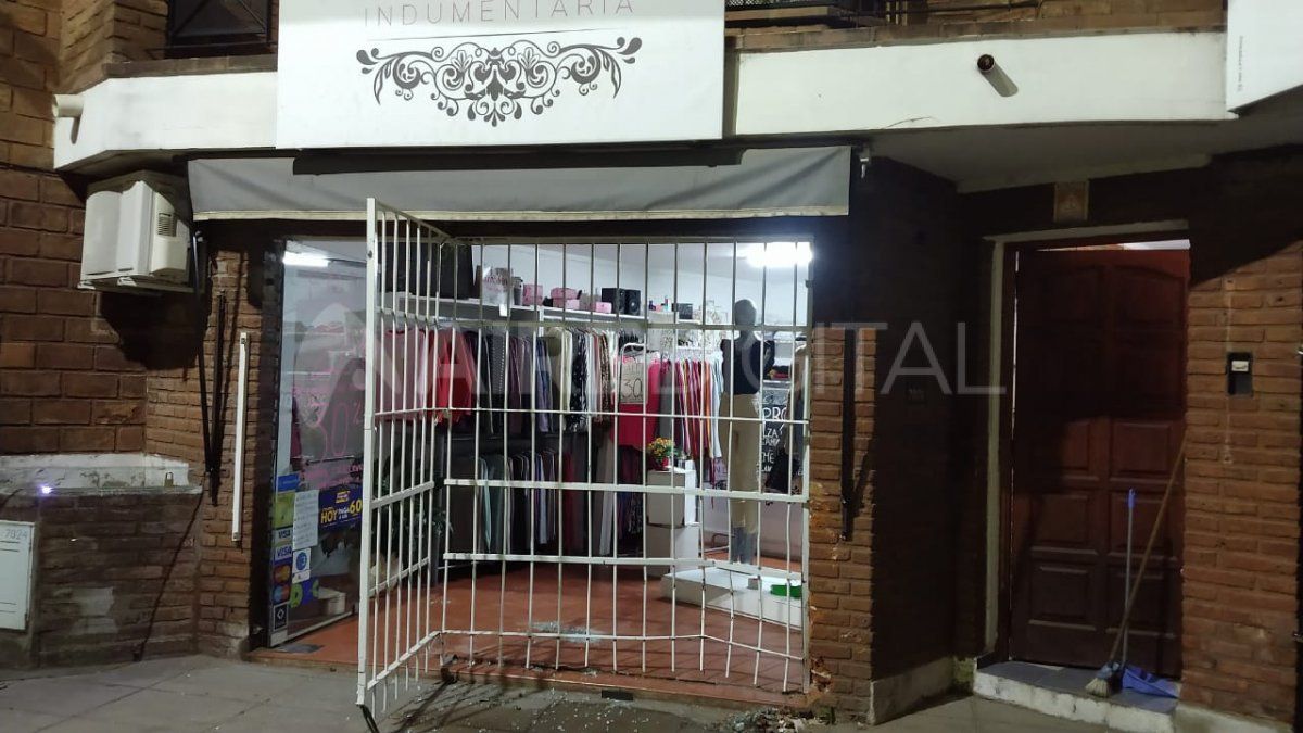 Una camioneta chocó el frente de un negocio