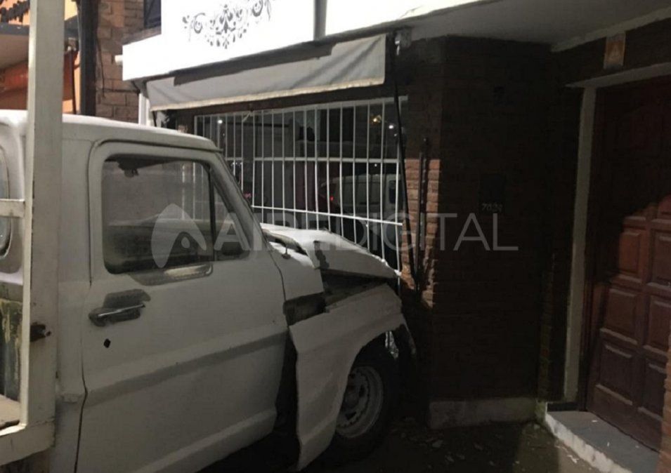El conductor de la camioneta perdió el control del volante y chocó