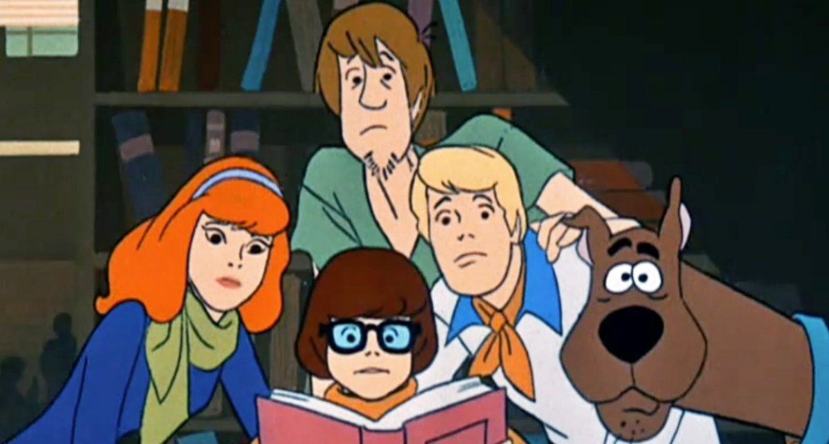 El formato del programa y el elenco han cambiado significativamente a lo largo de los años. Las versiones más conocidas incluyen a un perro de raza gran danés parlante llamado Scooby-Doo y a cuatro adolescentes llamados Fred Jones, Daphne Blake, Vilma Dinkley y Shaggy Rogers, los cuales viajan a lo largo del mundo en una camioneta llamada "La Máquina del Misterio"