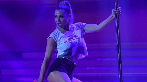 Adabel Guerrero sorprendió en la pista del Cantando 2020 revelando que en esta cuarentena se mudó junto a su familia a la casa de la ex de su marido, Claudia Escobar.