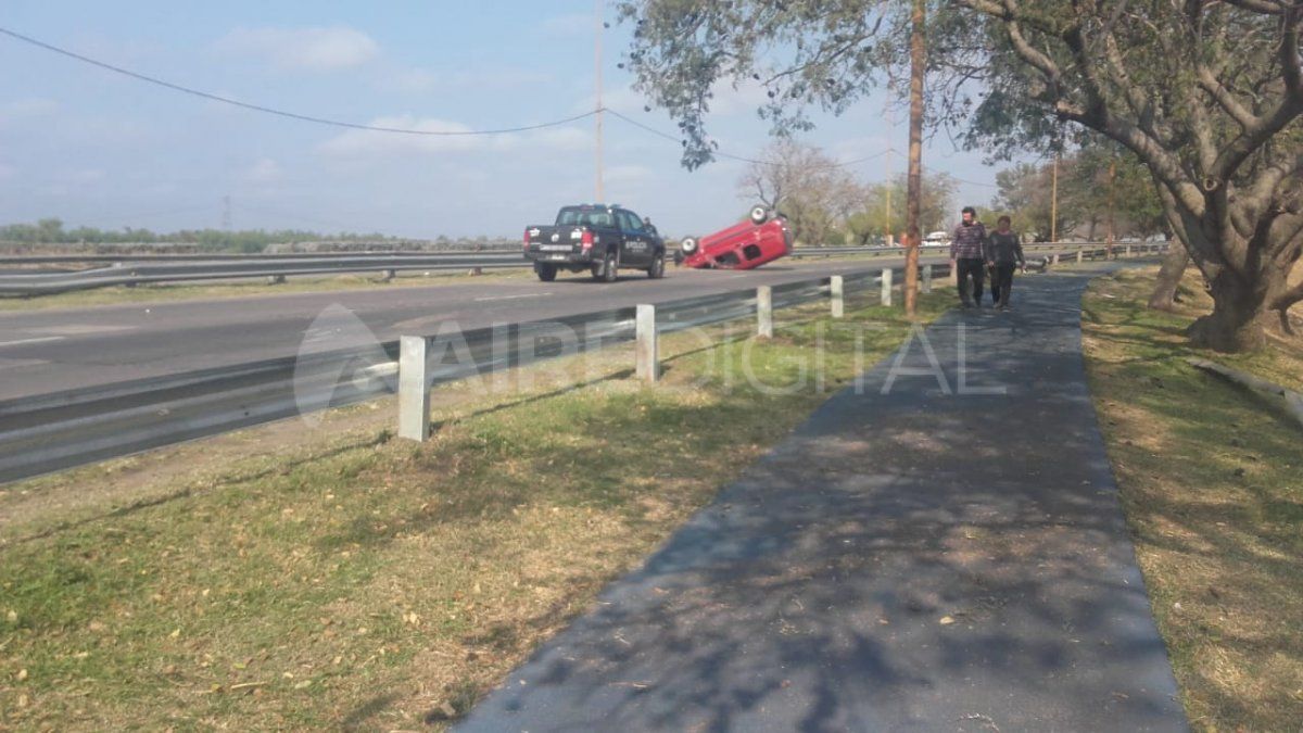 Una camioneta utilitaria volcó en avenida ex Mar Argentino.