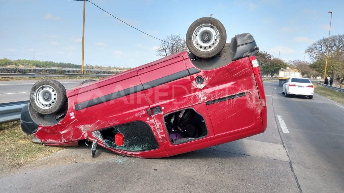 Una camioneta utilitaria volcó en avenida ex Mar Argentino.