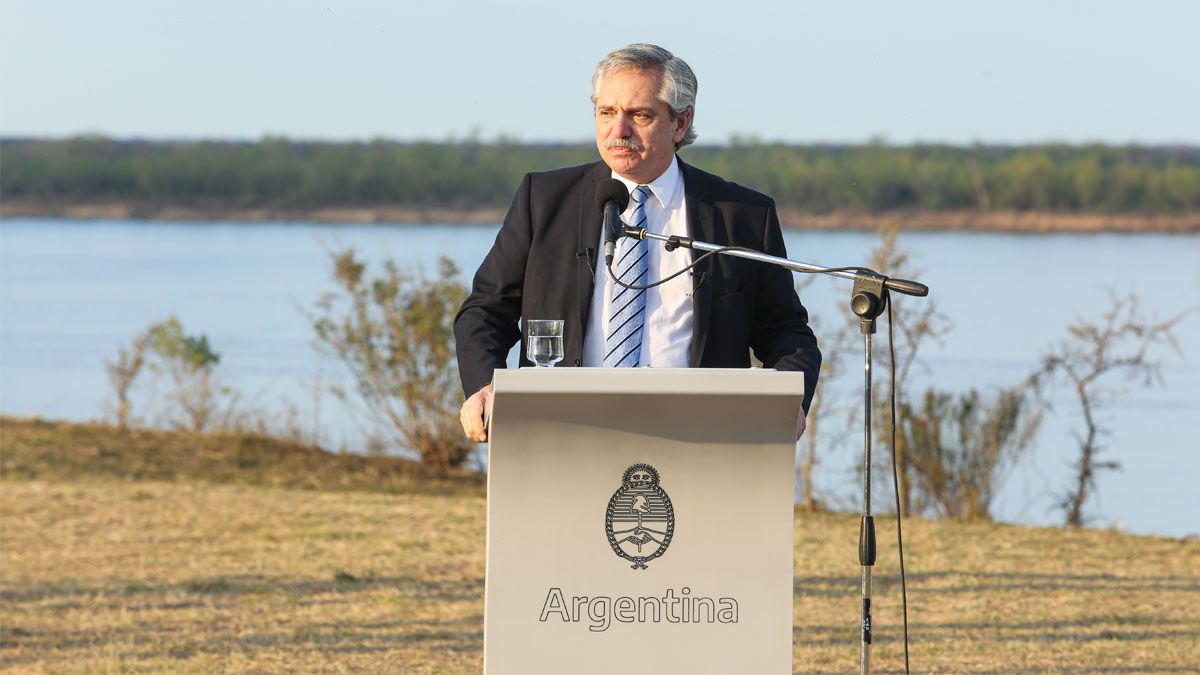 El presidente anunció que se permitirán reuniones de "hasta diez personas al aire libre" pero continuarán restringidos los encuentros en lugares cerrados.