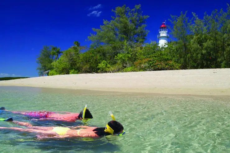 De fondo, el faro en donde vivirán los cuidadores (Md Saiful Islam Bhuiyan) 