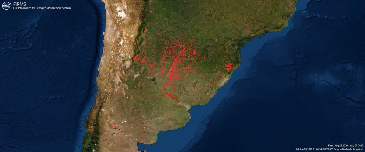El sitio de la Nasa muestra los focos de calor en inmediaciones del río Paraná en Argentina. 