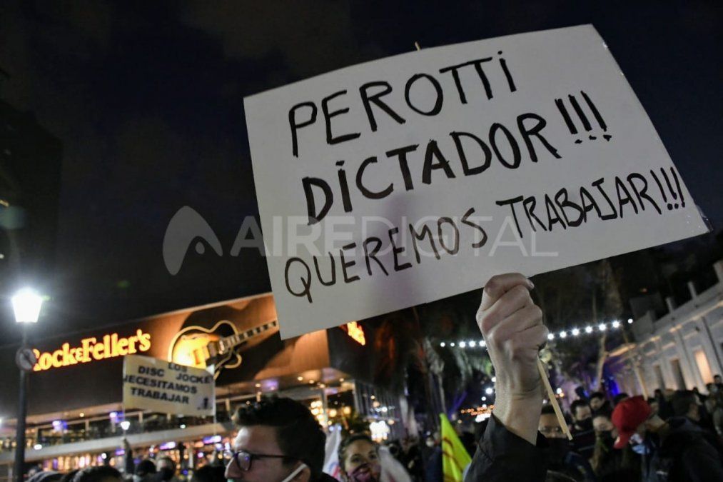 Numerosos carteles rezaban protestas dirigidas al gobernador Perotti. 