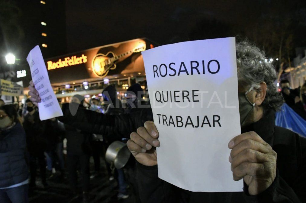 Unas 500 personas participaron de la protesta con carteles, ollas y banderas. 