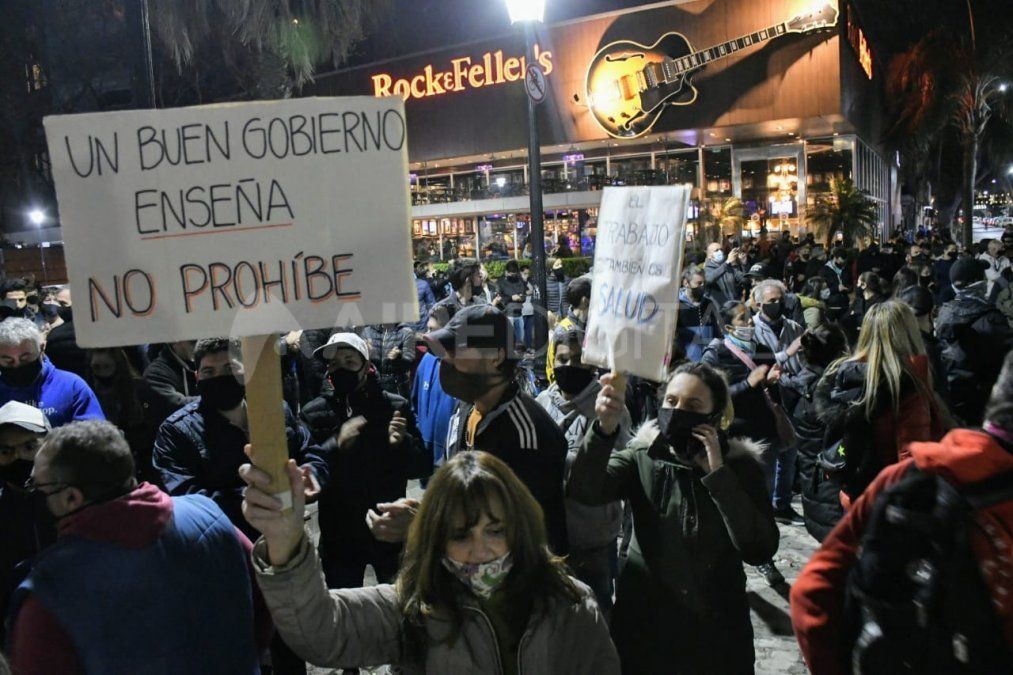 Un grupo de rosarinos se lanzó a las calles tras los anuncios de restricción al comercio. 