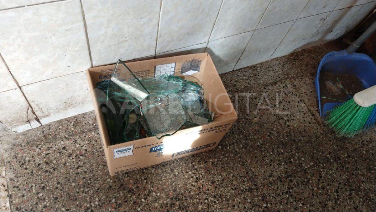 En diálogo con el móvil de Aire de Santa Fe, Héctor, encargado del local descartó que el hecho tenga que ver con el proceso judicial que, por ahora, evitó el remate del comercio.