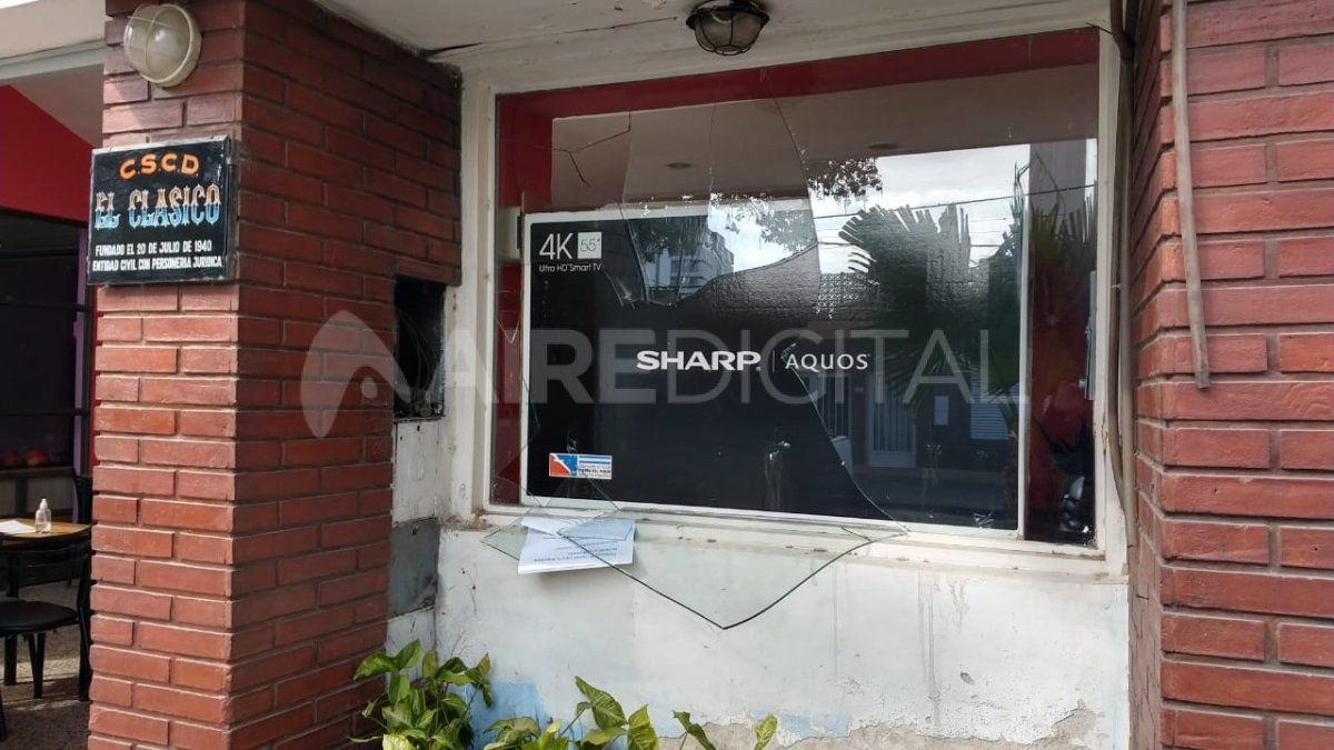 Para lograr entrar al local, los ladrones rompieron la vidriera.