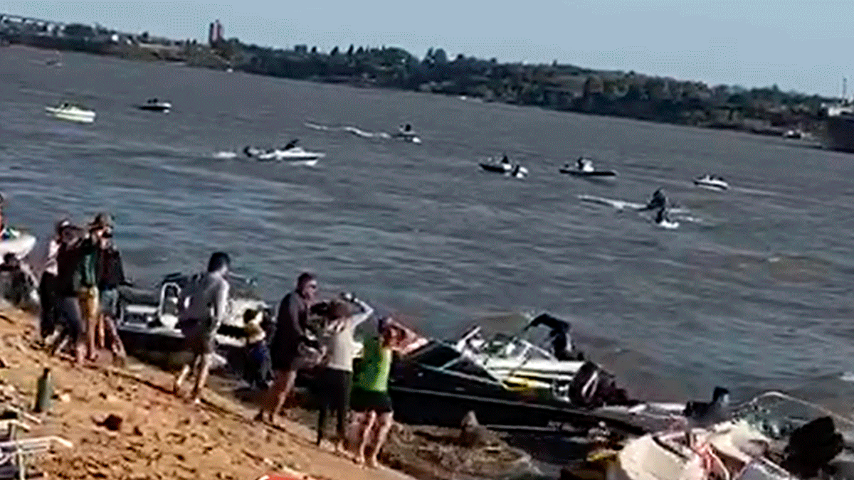 Un mini tsunami provocó un choque en cadena de embarcaciones ancladas en una playa de Rosario. Un mini tsunami provocó un choque en cadena de embarcaciones ancladas en una playa de Rosario.