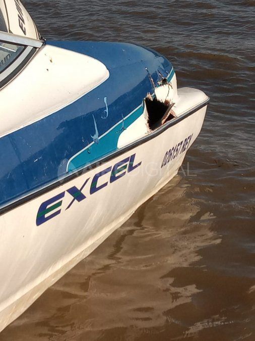 Las embarcaciones chocaron en cadena luego de que las empujara una ola. 