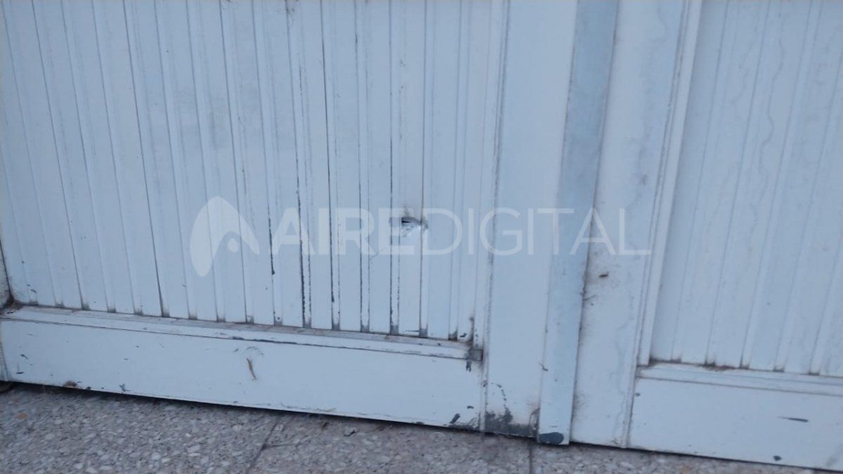 Cochabamba 4300 - los disparos en el portón de un vecino