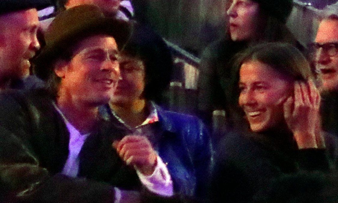 Brad Pitt, de vacaciones en Francia con la modelo alemana Nicole Poturalski, de 27 años