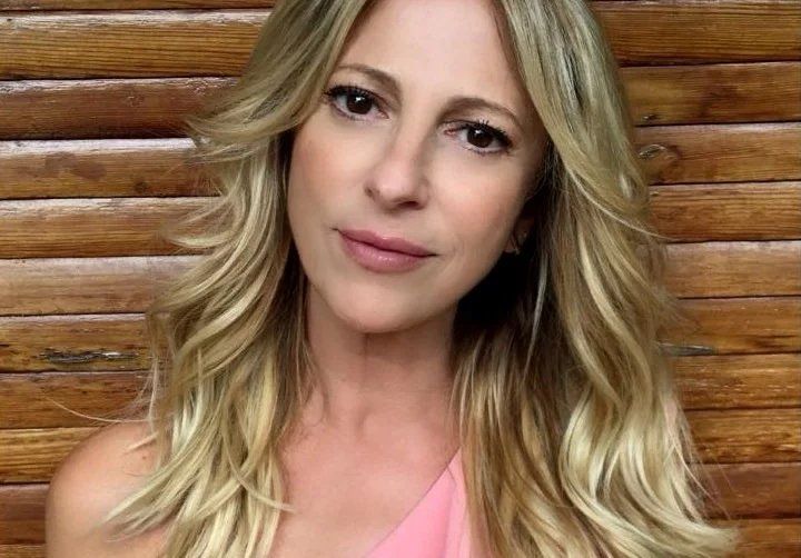 Claudia Gabriela Fontán es una actriz, presentadora de radio y televisión argentina. Ha participado en numerosas telenovelas tales como" Sos mi vida, Son amores, Amor en custodia, Los exitosos Pells y Los únicos.