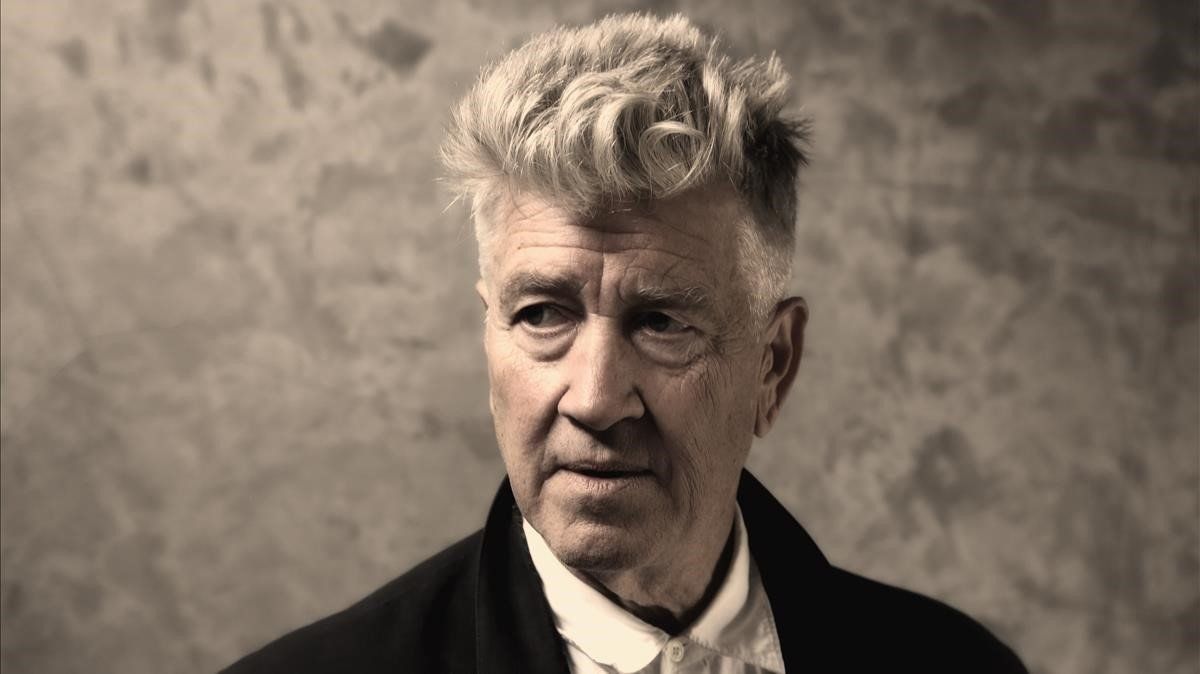 David Keith Lynch, más conocido como David Lynch, es un director de cine, actor, productor de música electrónica y guionista estadounidense. Su actividad artística se extiende asimismo al terreno de la pintura, la música, la publicidad, la fotografía, e incluso el diseño de mobiliario.