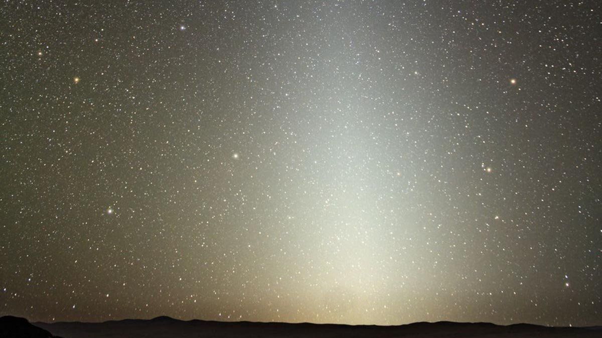La luz zodiacal llega a la Tierra cada equinoccio. No debe confundirse con la Vía Láctea. En la foto, la luz zodiacal vista desde el Cerro Paranal, en Chile.