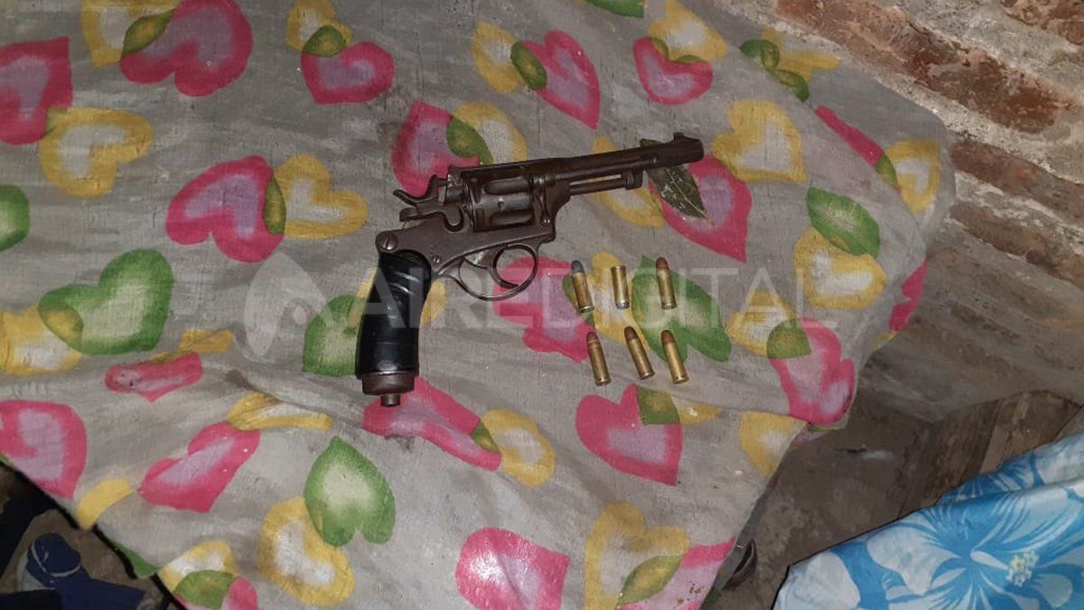 El revólver calibre 32, una de las armas secuestradas