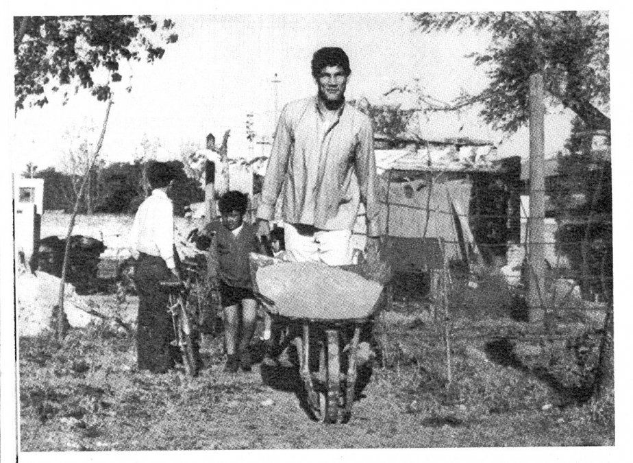 Por pelea ante Fernández de 1966, Carlos cobró casi 300.000 pesos, la bolsa más alta a esa altura de su carrera. Su trabajo de entonces, como empleado en el frigorífico La Estrella, pasó a ser historia, y se mudó a una casa más amplia en el mismo barrio de Barranquitas, donde vivía, a la que le fue introduciendo mejoras sin pausas.