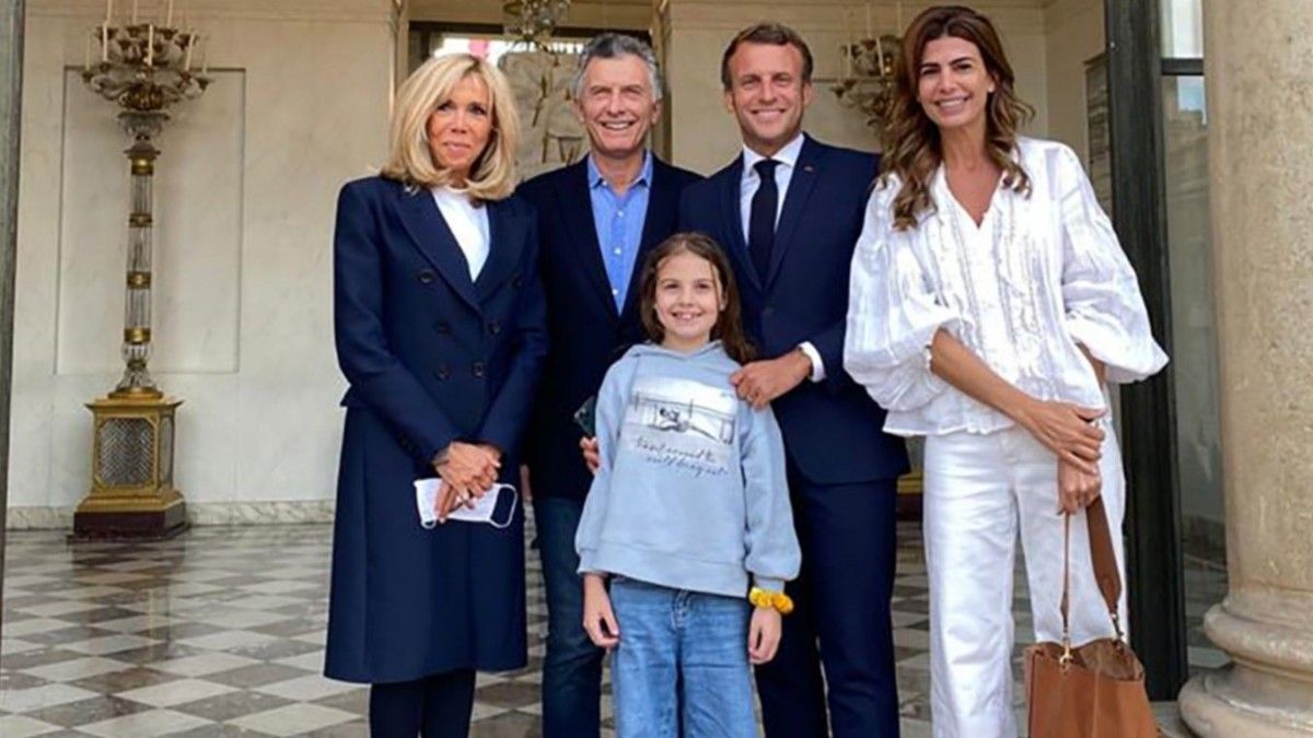 Mauricio Macri y su familia en Francia, junto al presidente Emmanuel Macron y su esposa.