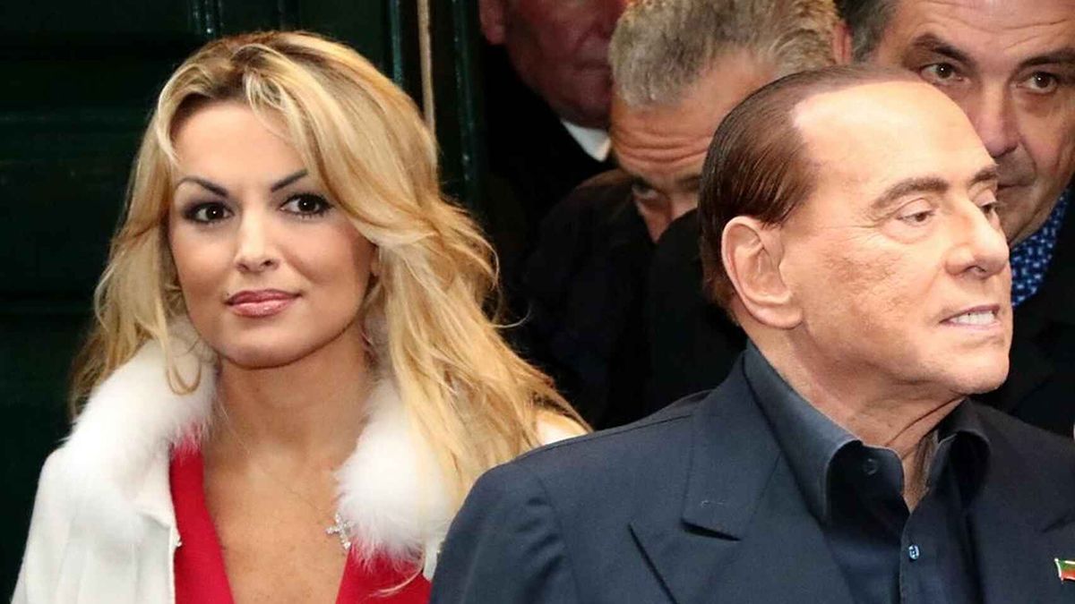 Marta Fascina, la novia de Berlusconi, de 30 años, se encuentra con él en su mansión de Arcore, a las afueras de Milán.