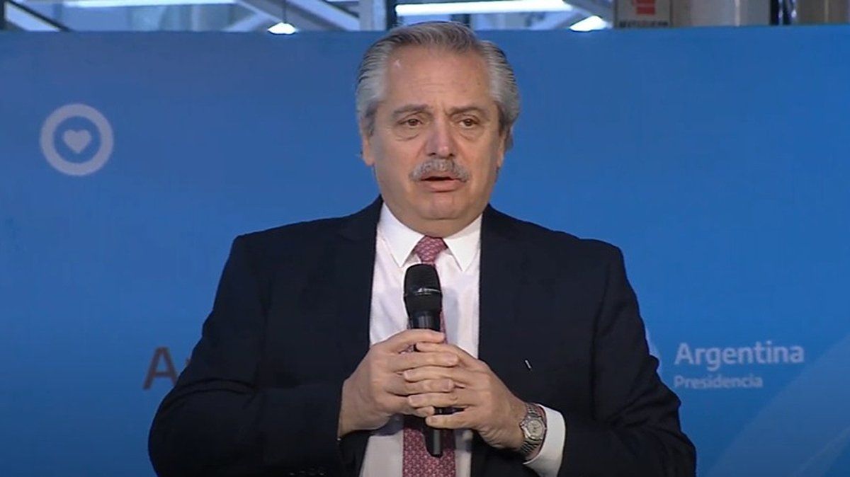 Alberto Fernández durante el lanzamiento de un nuevo auto de la firma Peugeot en la planta de El Palomar de PSA.