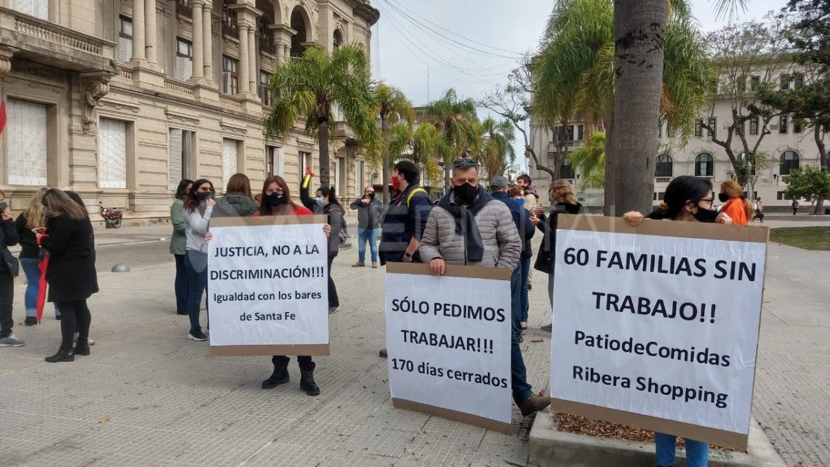 Los trabajadores gastronómicos del shopping La Ribera piden volver a trabajar como el resto de los locales de la ciudad.