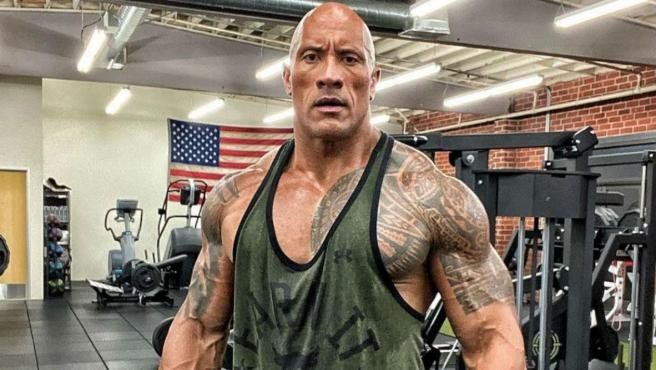 Dwayne Douglas Johnson es un actor y luchador profesional estadounidense, conocido popularmente como La Roca o The Rock. Se desempeñó como luchador profesional para la WWE hasta su retirada oficial en 2019, con el objetivo de centrarse en su carrera artística