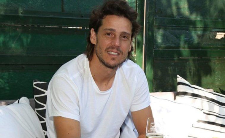 El ex tenista Gastón Gaudio es el administrador de un centro de ski de la provincia de Río Negro donde una avalancha de nieve provocó, ayer, la muerte de una persona que había ingresado al predio junto a otras 9 a practicar snowboard. 