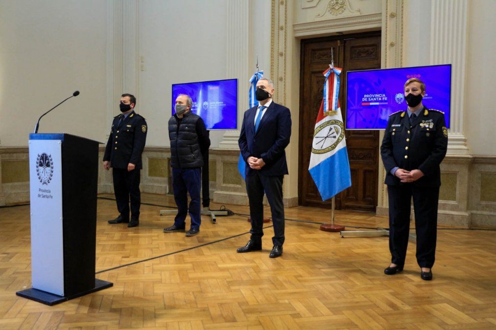 El acto se llevó a cabo en el Salón Blanco de la sede de Rosario de la Gobernación. La prensa pudo seguir el evento desde una sala cercana.