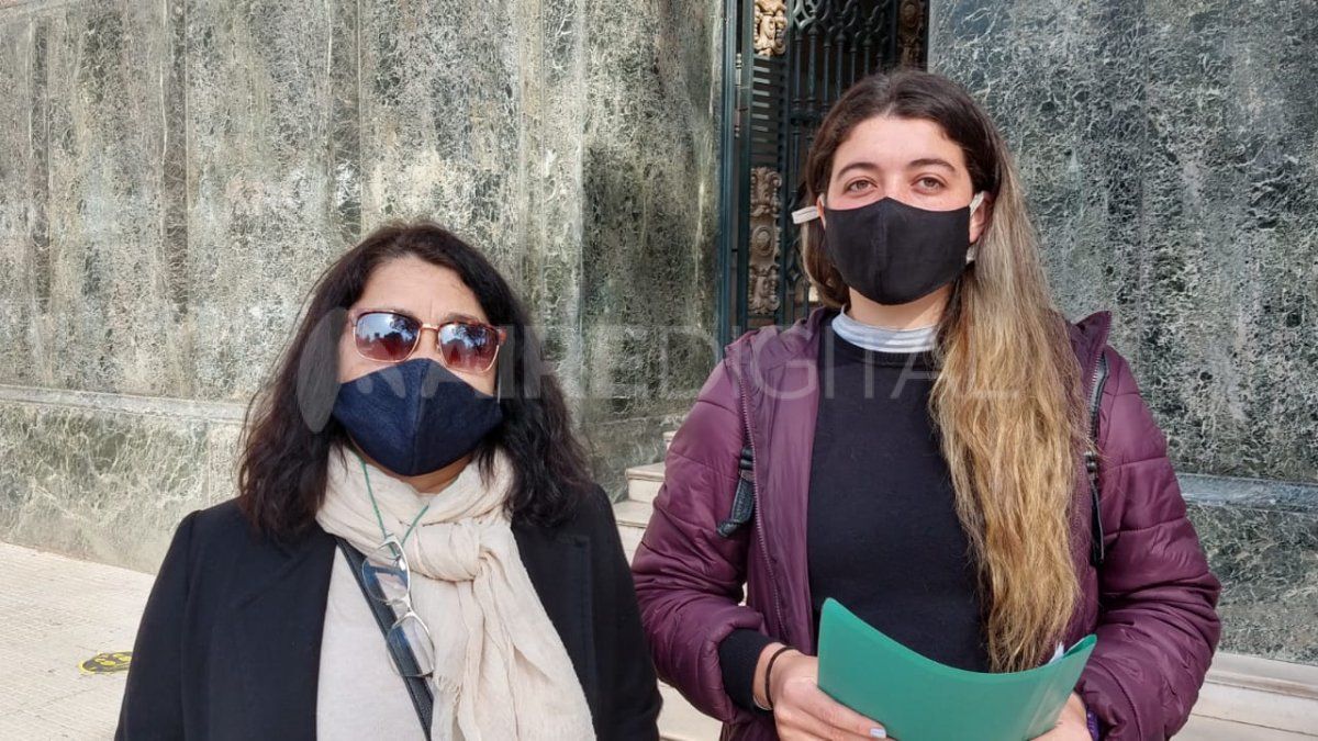 Silvia Castillo presentó el pedido en los tribunales santafesinos acompañada por una referente de la Campaña por la Declaración de la Emergencia en violencia contra la mujeres.