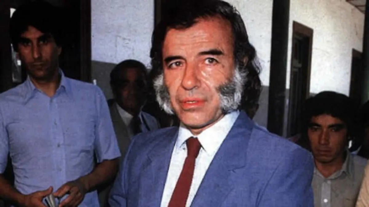 Carlos Saúl Menem es un abogado y político argentino, perteneciente al Partido Justicialista, que ejerció como gobernador de la provincia de La Rioja entre 1973 y 1976; y entre 1983 y 1989, y posteriormente como presidente de la Nación Argentina entre 1989 y 1999.