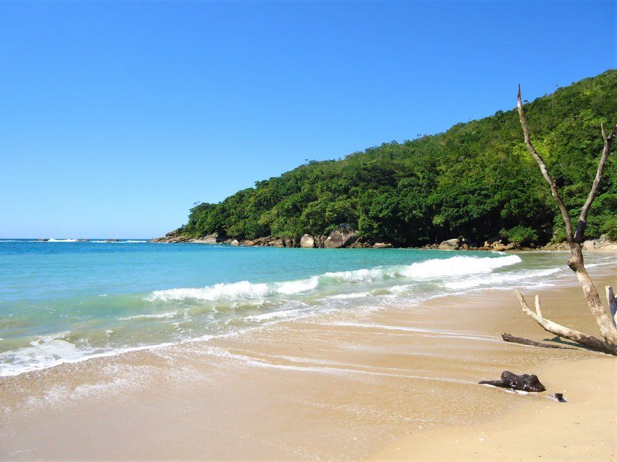 Fernando de Noronha es un archipiélago volcánico brasileño, perteneciente al estado de Pernambuco. Se encuentra en el océano Atlántico, a 710 km de Fortaleza (capital de Ceará), 360 km de Natal (capital de Río Grande del Norte), y a 545 km de Recife (capital de Pernambuco).