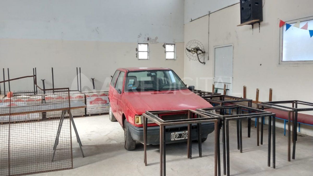 Le robaron la batería y otros elementos del interior del auto que está en reparación para luego, ser puesto a la venta