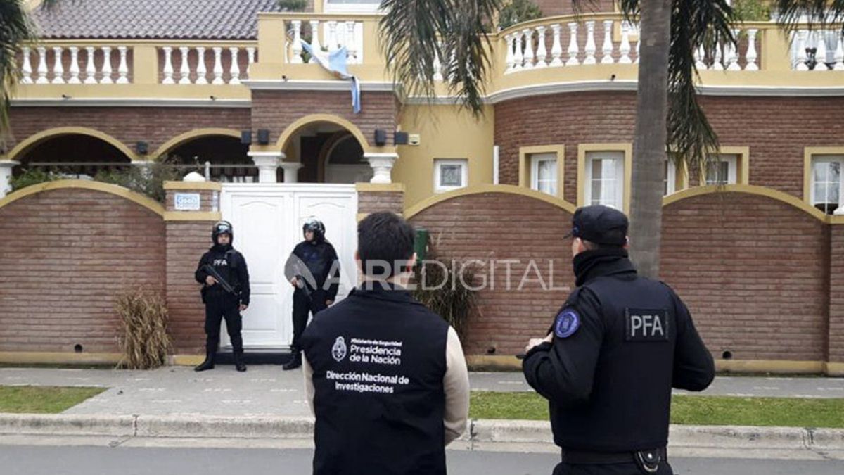 La casa de Herme Juárez, conocido como Vino Caliente, con el personal de la Policía Federal.